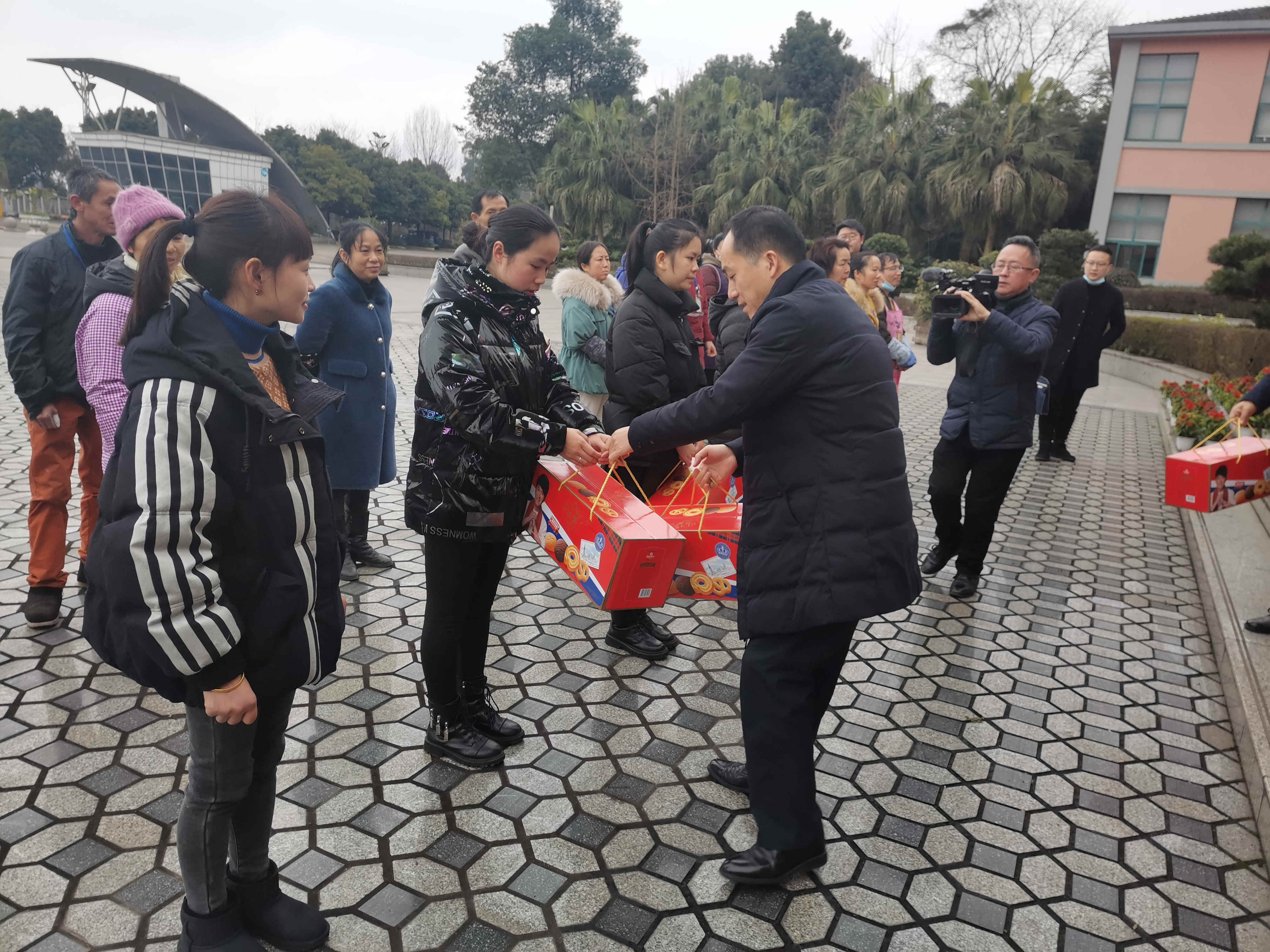 峨眉山市总工会、、、社社局送温暖2